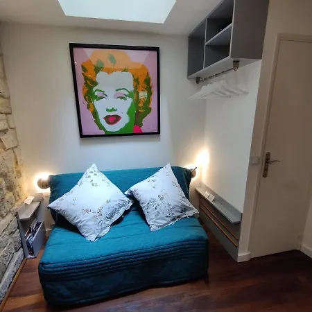Romantic Tiny House Inside Montmartre Paris Exterior foto