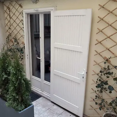 Romantic Tiny House Inside Montmartre Paris Exterior foto