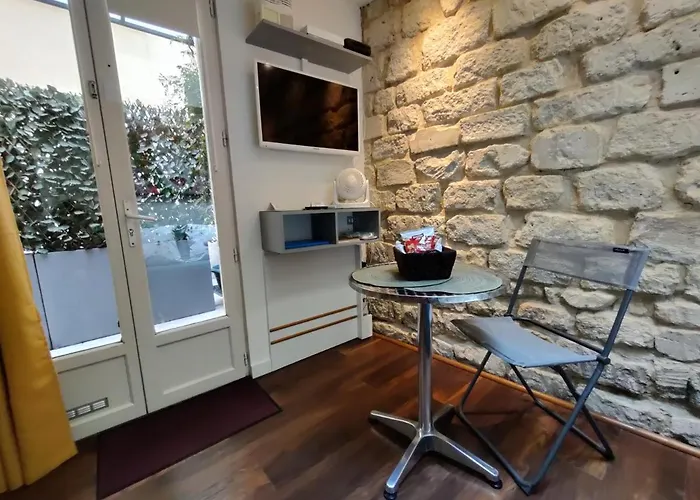 Romantic Tiny House Inside Montmartre