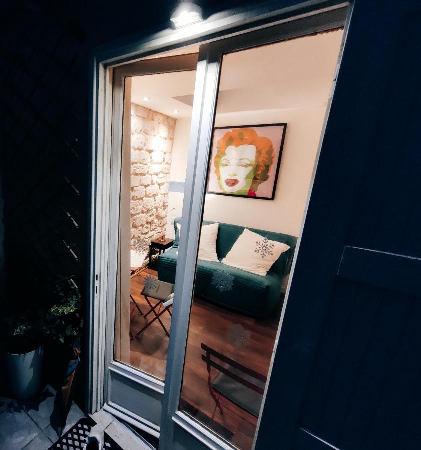 Apartment Romantic Tiny House Inside Montmartre *