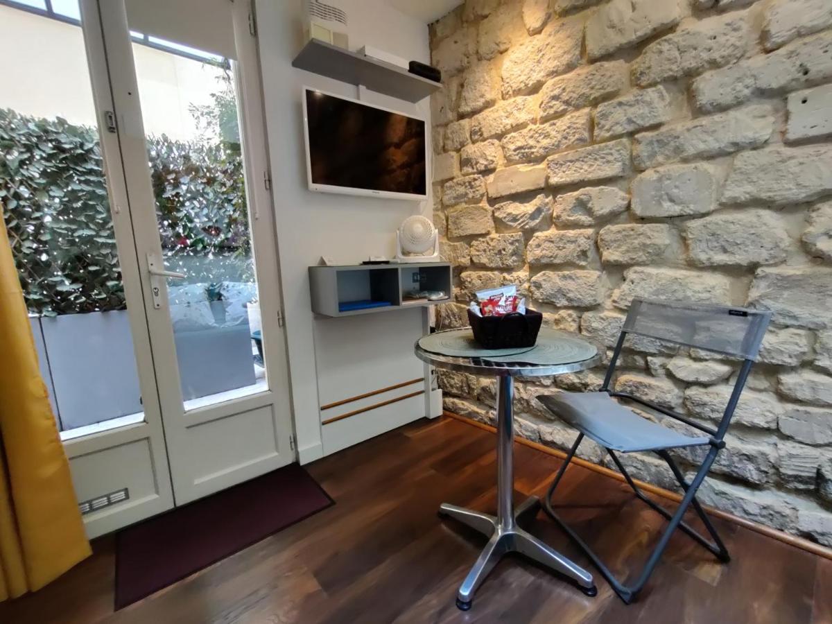 Lovers' Tiny House Inside Montmartre Appartement