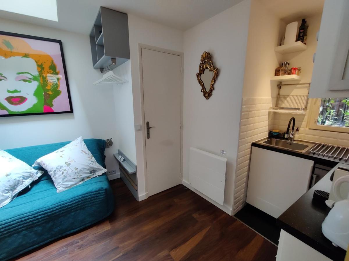 Lovers' Tiny House Inside Montmartre