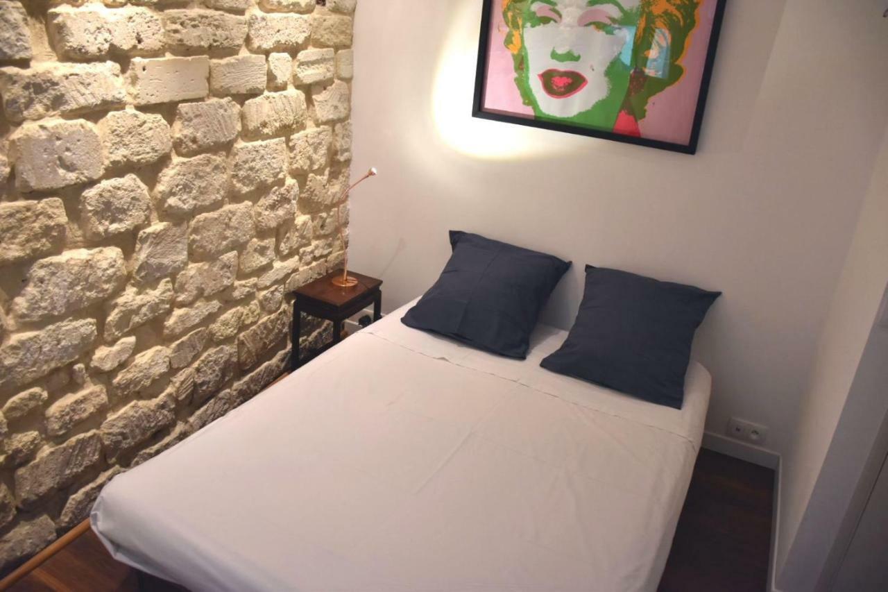 Lovers' Tiny House Inside Montmartre Appartement